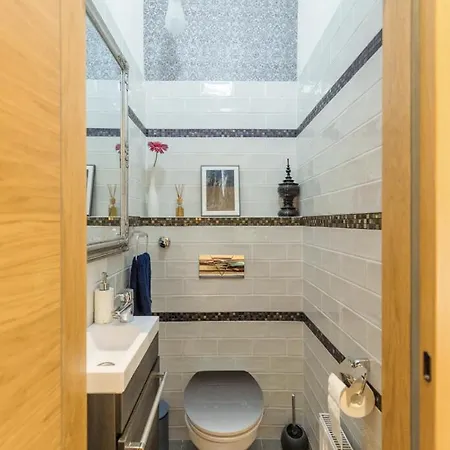 Luxury By Hi5- The Actor's Den *