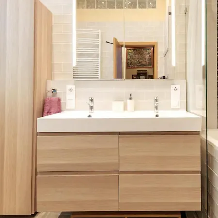 Luxury By Hi5- The Actor's Den * Budapest