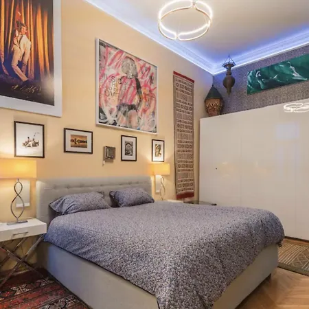 Luxury By Hi5- The Actor's Den * Budapest