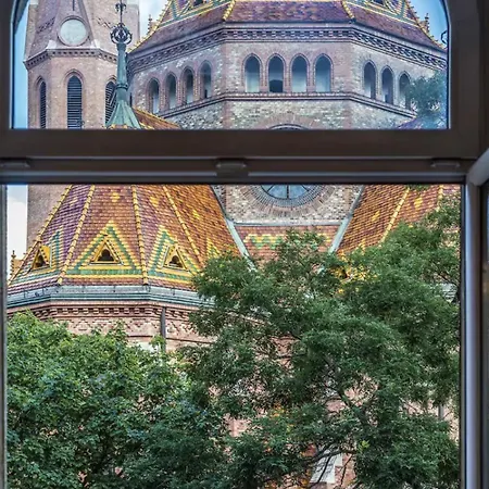 Luxury By Hi5- The Actor's Den Budapest