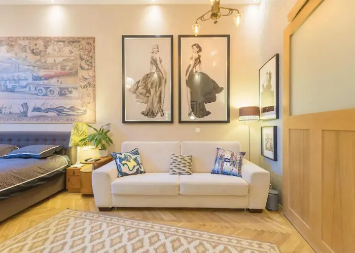 Luxury By Hi5- The Actor's Den 아파트